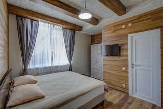 Отель Hillside Karakol B&B Каракол Двухместный номер с 1 кроватью или 2 отдельными кроватями и собственной ванной комнатой-2