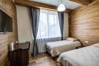 Отель Hillside Karakol B&B Каракол Двухместный номер с 1 кроватью или 2 отдельными кроватями и собственной ванной комнатой-3