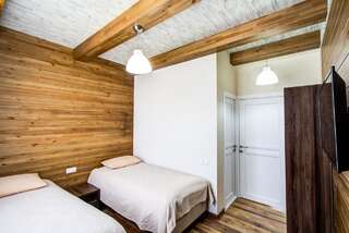 Отель Hillside Karakol B&B Каракол Двухместный номер с 1 кроватью или 2 отдельными кроватями и собственной ванной комнатой-4