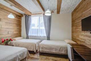 Отель Hillside Karakol B&B Каракол Трехместный номер с ванной комнатой-4