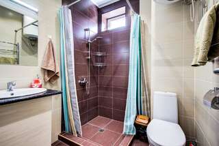 Отель Hillside Karakol B&B Каракол Двухместный номер с 1 кроватью или 2 отдельными кроватями и собственной ванной комнатой-5