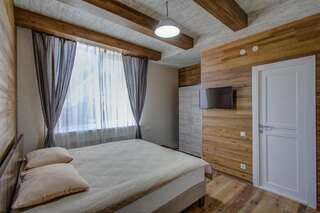 Отель Hillside Karakol B&B Каракол Двухместный номер с 1 кроватью или 2 отдельными кроватями и собственной ванной комнатой-7