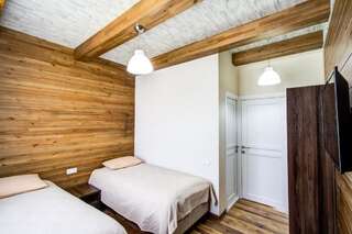Отель Hillside Karakol B&B Каракол Двухместный номер с 1 кроватью или 2 отдельными кроватями и собственной ванной комнатой-9